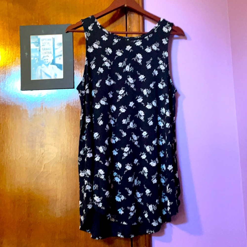 Cute Stretchy black & white Old Navy Floral Blouse